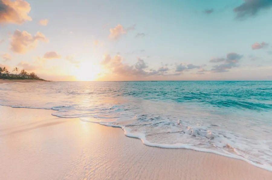 Une plage de sable
